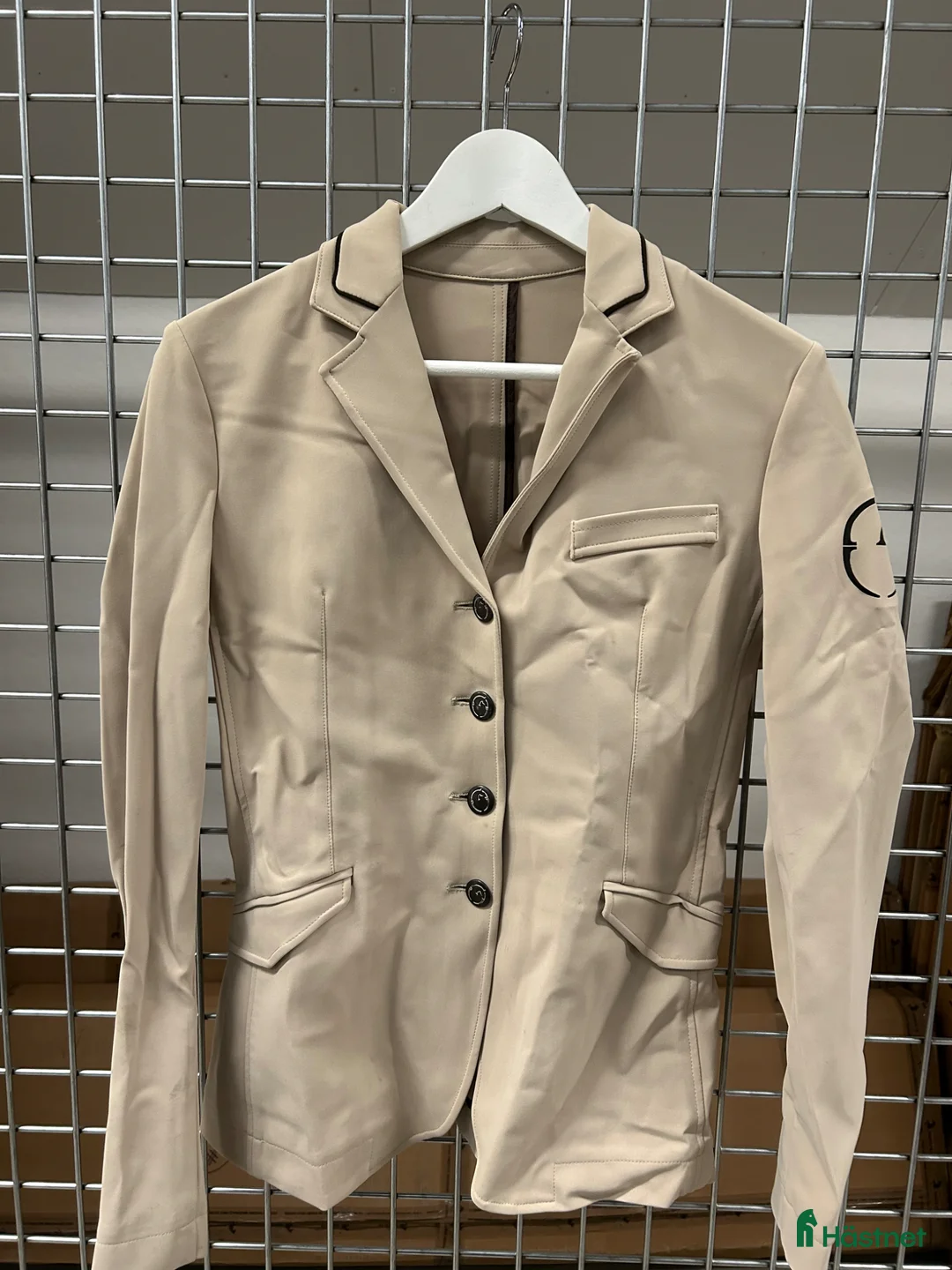 Jackor & Kavajer ryttarutrustning till salu: Tävlingskavaj Vestrum - Annons 1