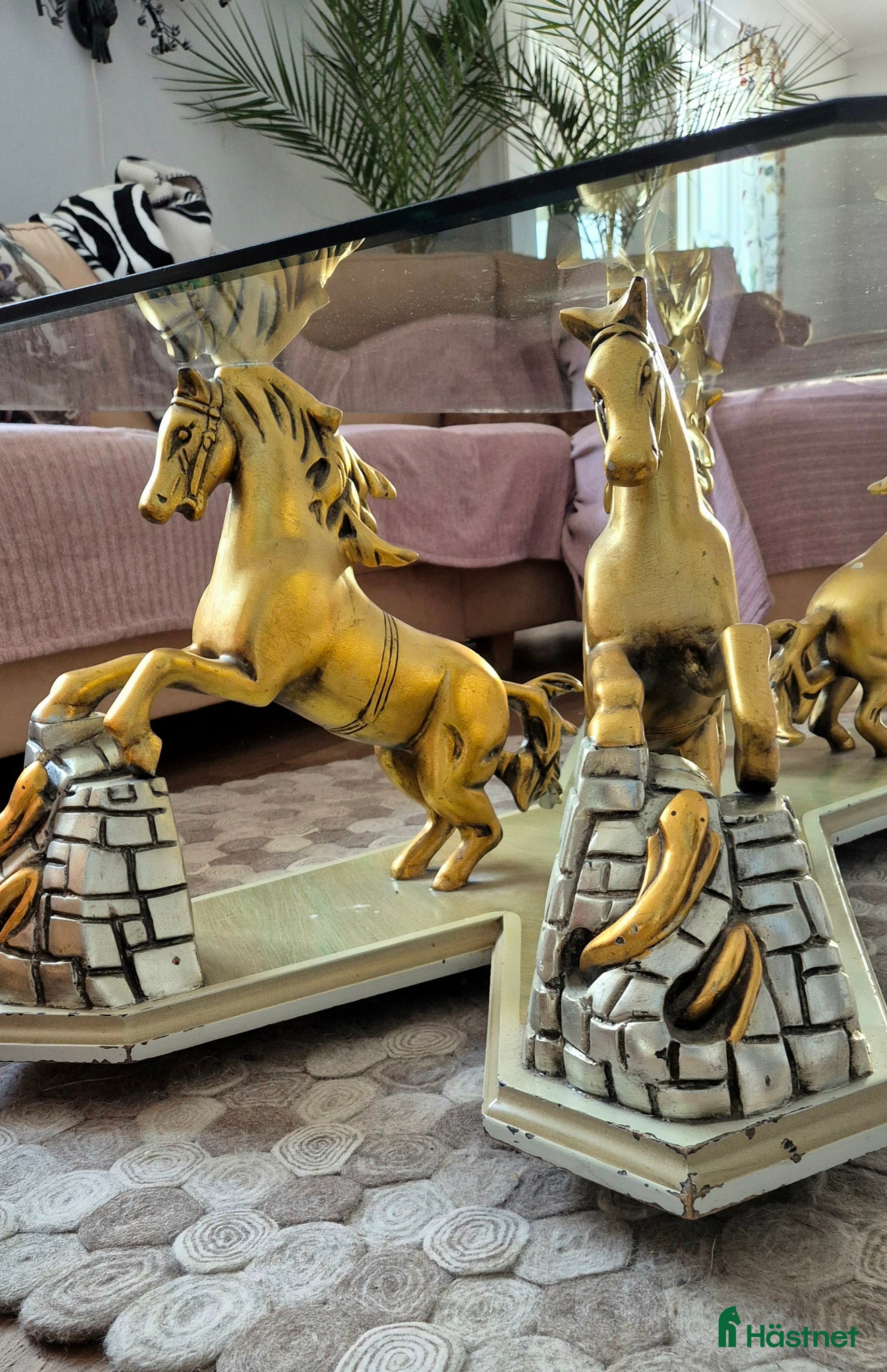 Hästinspirerad heminredning övrig utrustning till salu: Soffbord med stegrande hästar - Annons 1