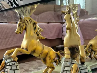 Hästinspirerad heminredning övrig utrustning till salu: Soffbord med stegrande hästar - Annons 1