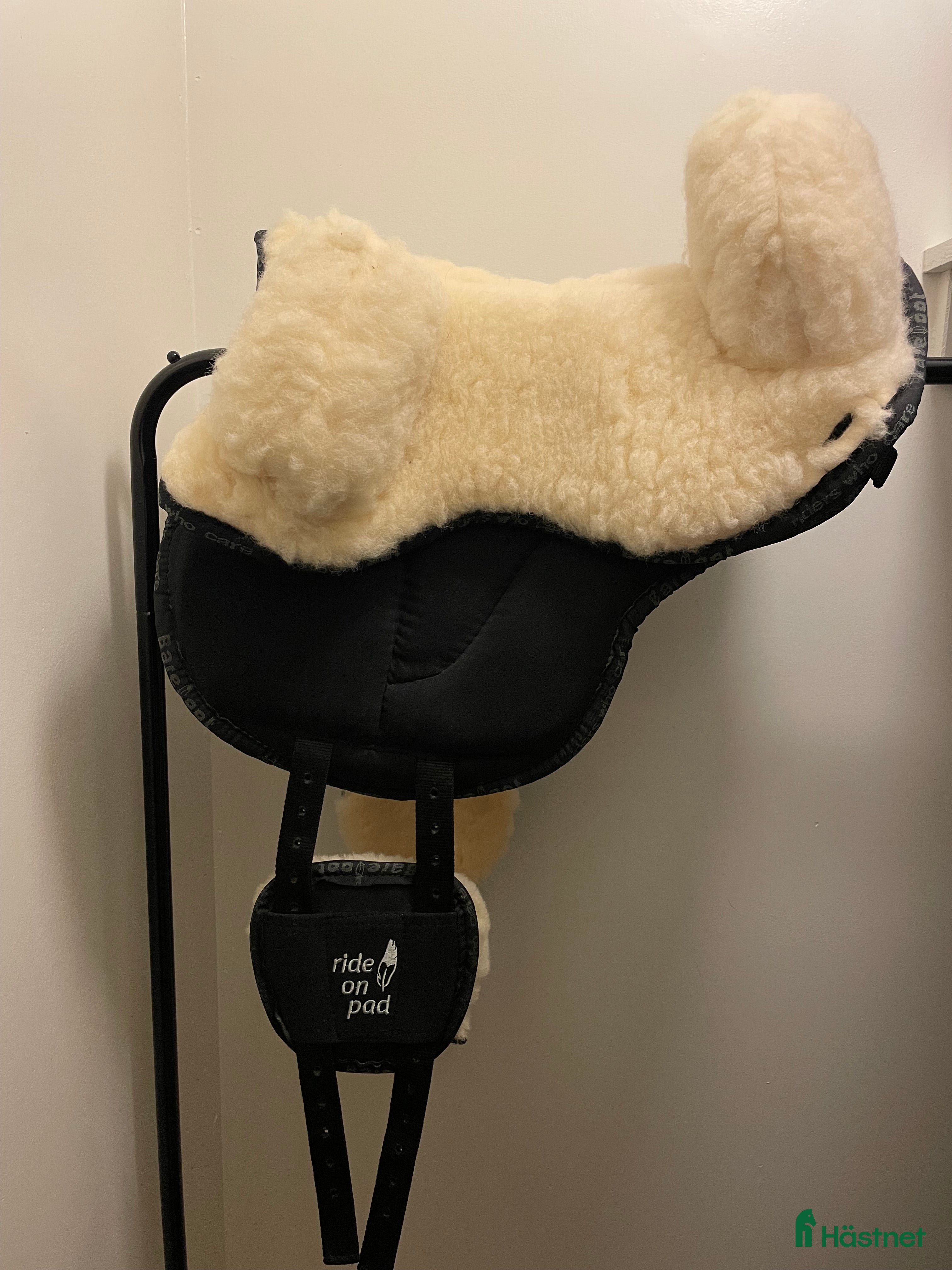 Sadeltillbehör hästutrustning till salu: Fårullssäte till Ride-on-Pad i Uppsala - Annons 1