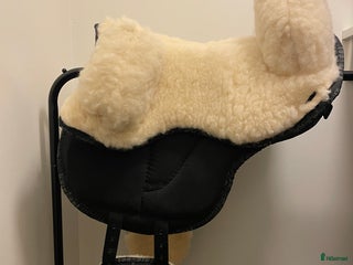 Sadeltillbehör hästutrustning till salu: Fårullssäte till Ride-on-Pad i Uppsala - Annons 6