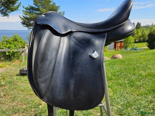 Sadlar hästutrustning till salu: Bates Innova dressyrsadel i Alnö - Annons 1