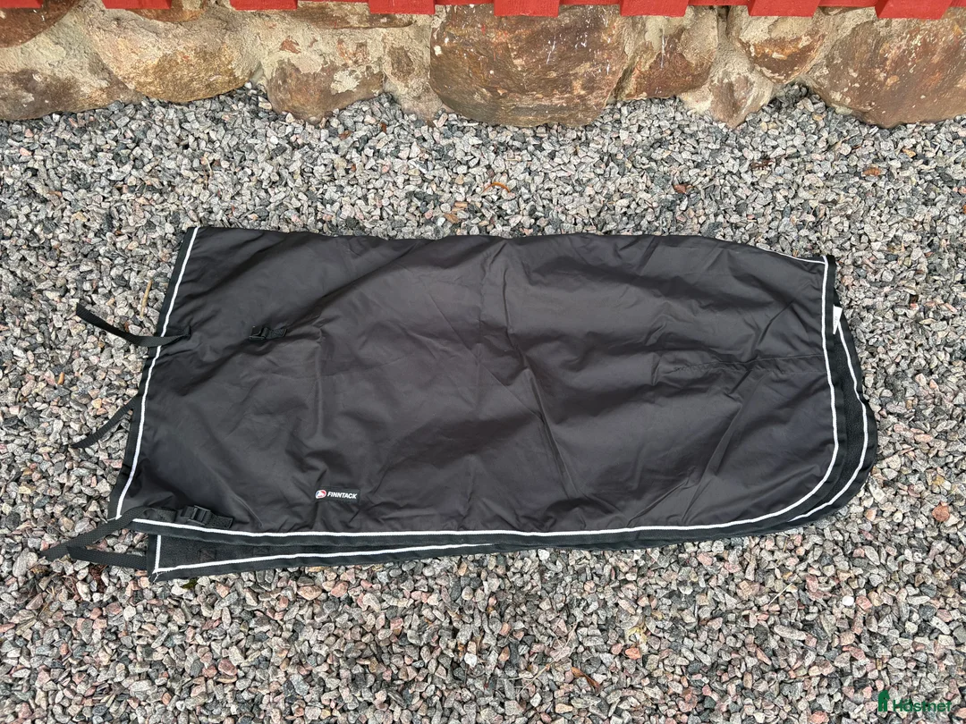 Täcken hästutrustning till salu: Täcken, bandage och transportskydd - Annons 7