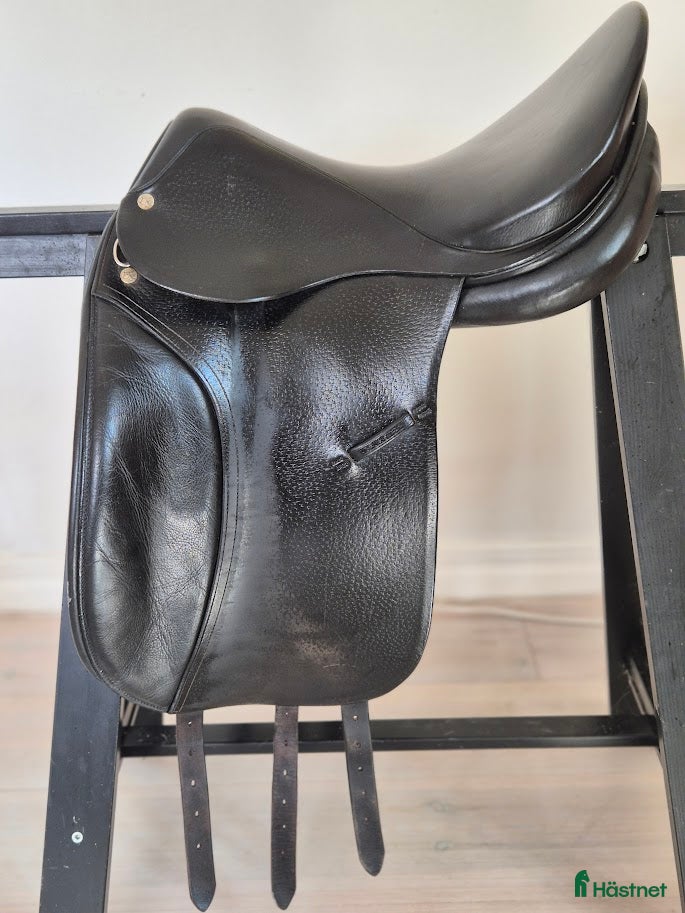 Sadlar hästutrustning till salu: Dressyrsadel i Färjestaden - Annons 1