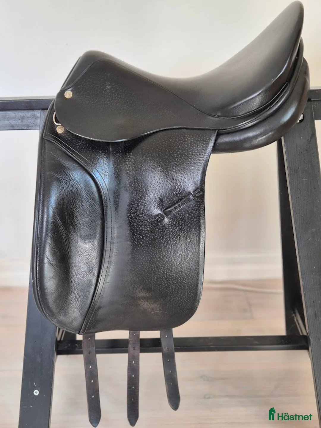 Sadlar hästutrustning till salu: Dressyrsadel i Färjestaden - Annons 1