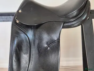 Sadlar hästutrustning till salu: Dressyrsadel i Färjestaden - Annons 1