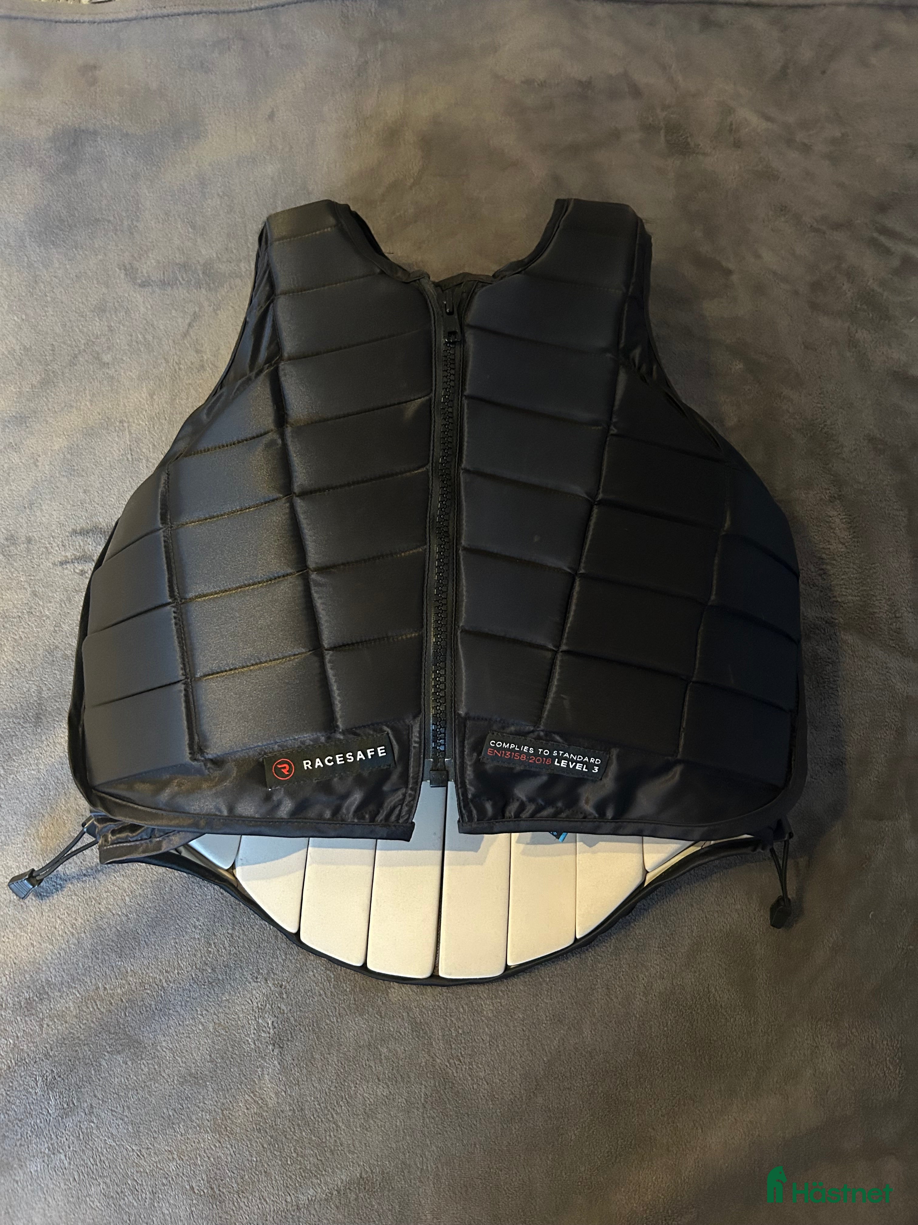 Säkerhetsvästar ryttarutrustning till salu: Racesafe ridväst Strl M/L Dam i Vendelsö - Annons 5