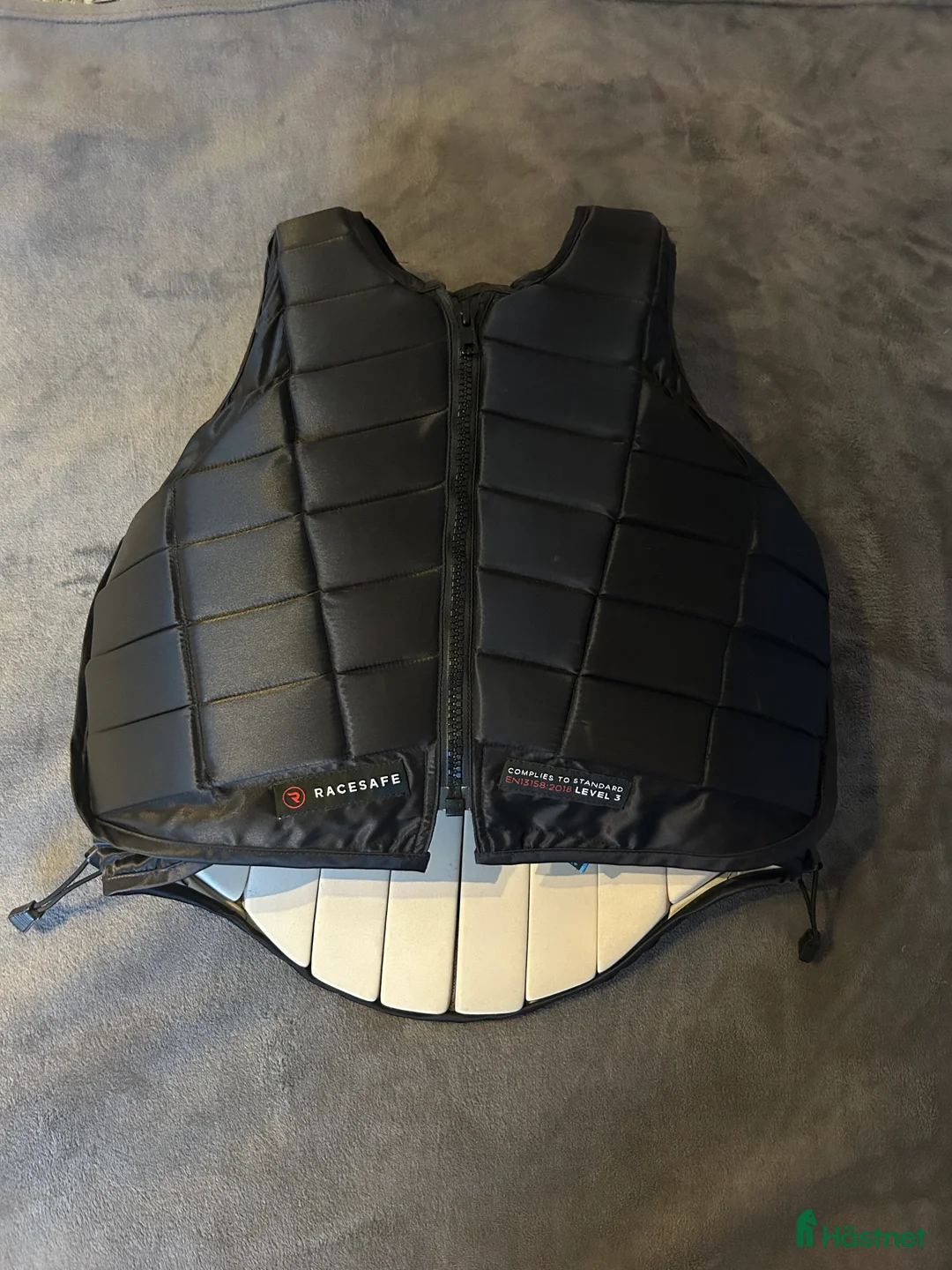 Säkerhetsvästar ryttarutrustning till salu: Racesafe ridväst Strl M/L Dam i Vendelsö - Annons 1