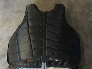 Säkerhetsvästar ryttarutrustning till salu: Racesafe ridväst Strl M/L Dam i Vendelsö - Annons 5