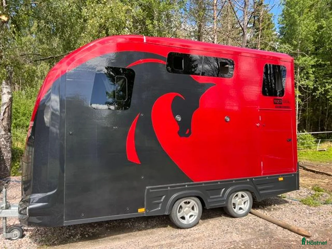 Hästtransporter  fordon & transport till salu: Equi-trek hästtransport med bodel hos Torstensons  - Annons 1