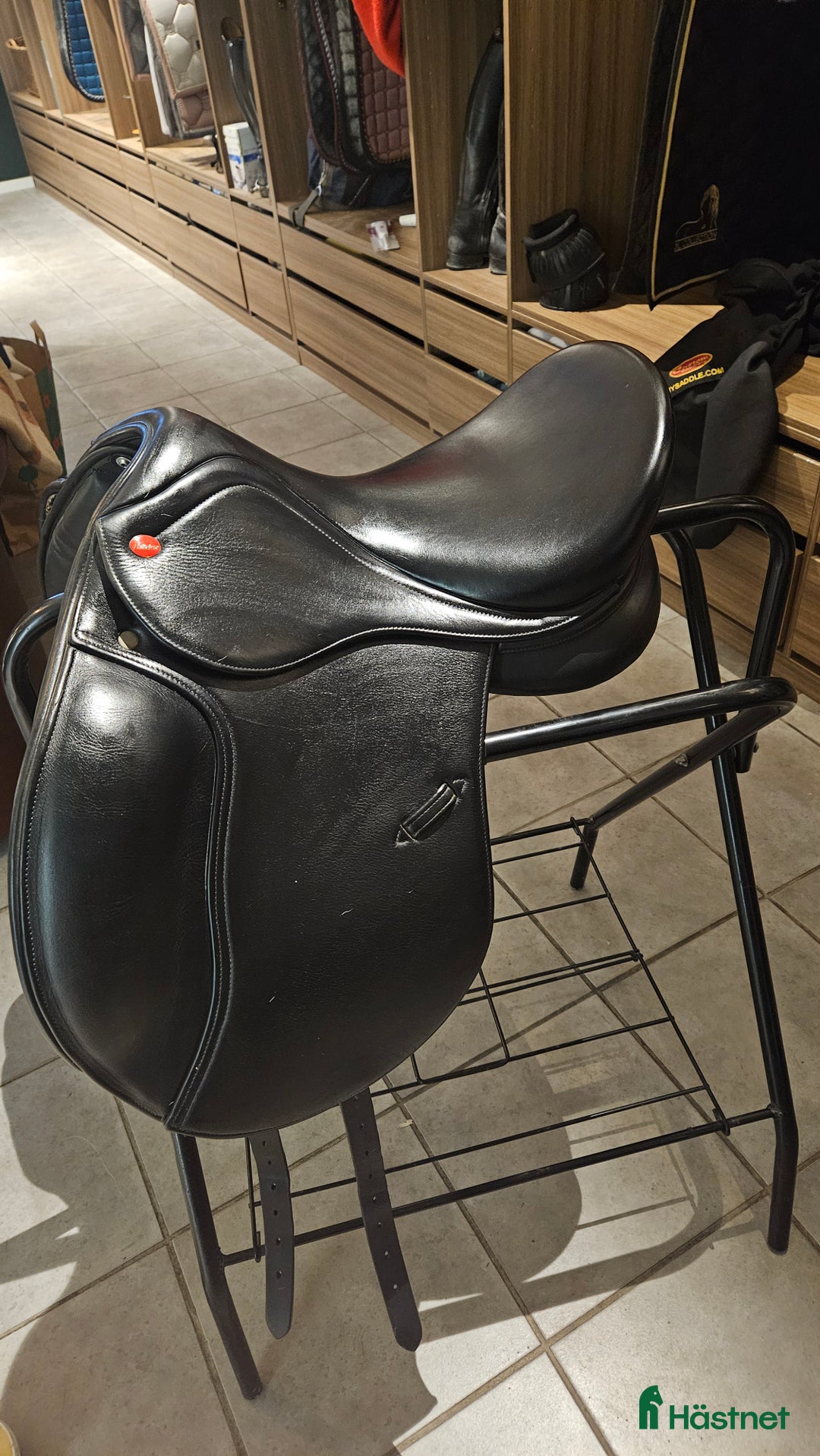 Sadlar hästutrustning till salu: Dressyrsadel 16" i Sigtuna - Annons 2