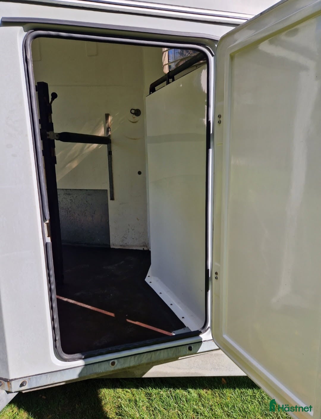 Hästtransporter  fordon & transport till salu: Hästtransport Thule Trane Exclusive i Mönsterås - Annons 3