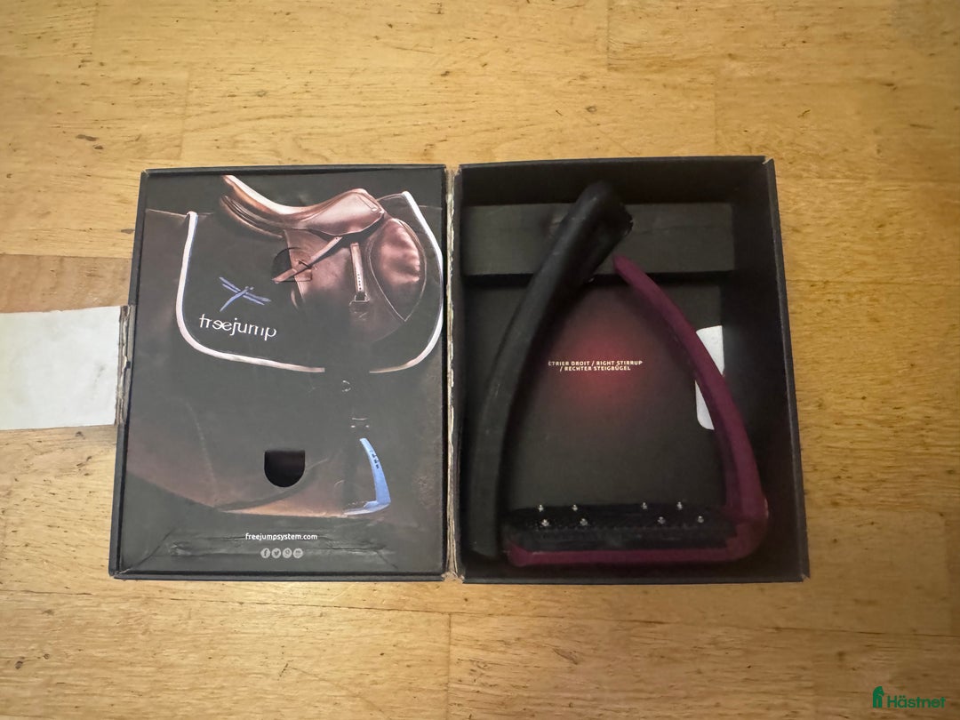 Stigbyglar hästutrustning till salu: Freejump stigbyglar  i Stockholm - Annons 1