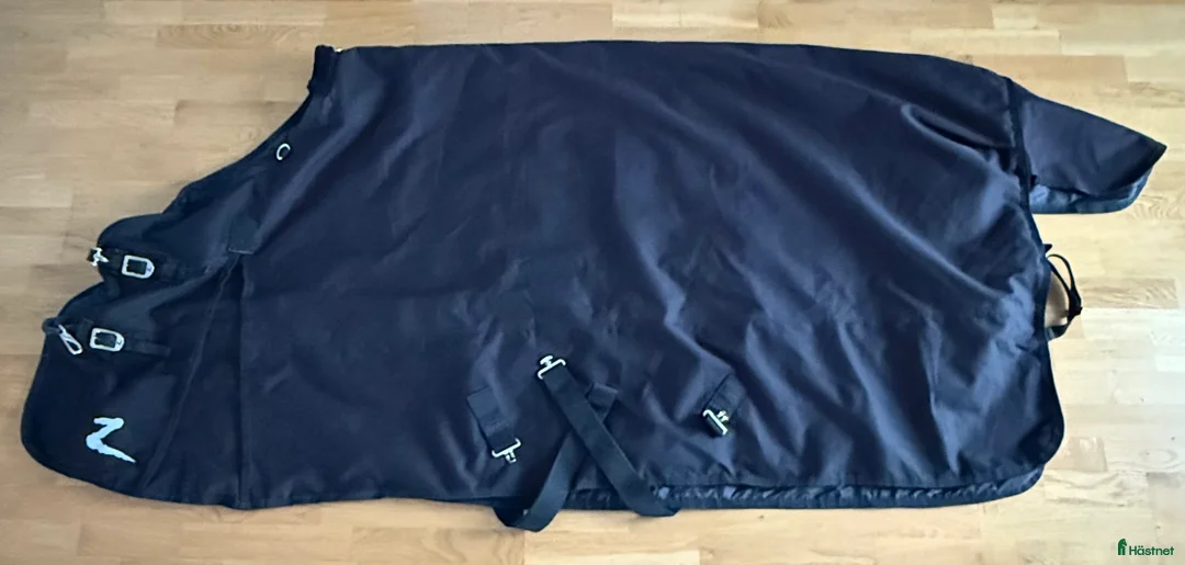 Övrig Hästutrustning hästutrustning till salu: Regntäcken, vinterdäcken, flugtäcke, grimma, mm i Vikingstad - Annons 3