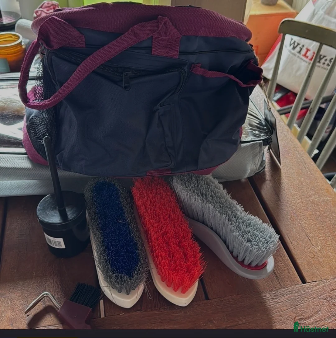 Övrig Hästutrustning hästutrustning till salu: Nyvaror! Ryktväsks med borstar i Torsåker - Annons 3