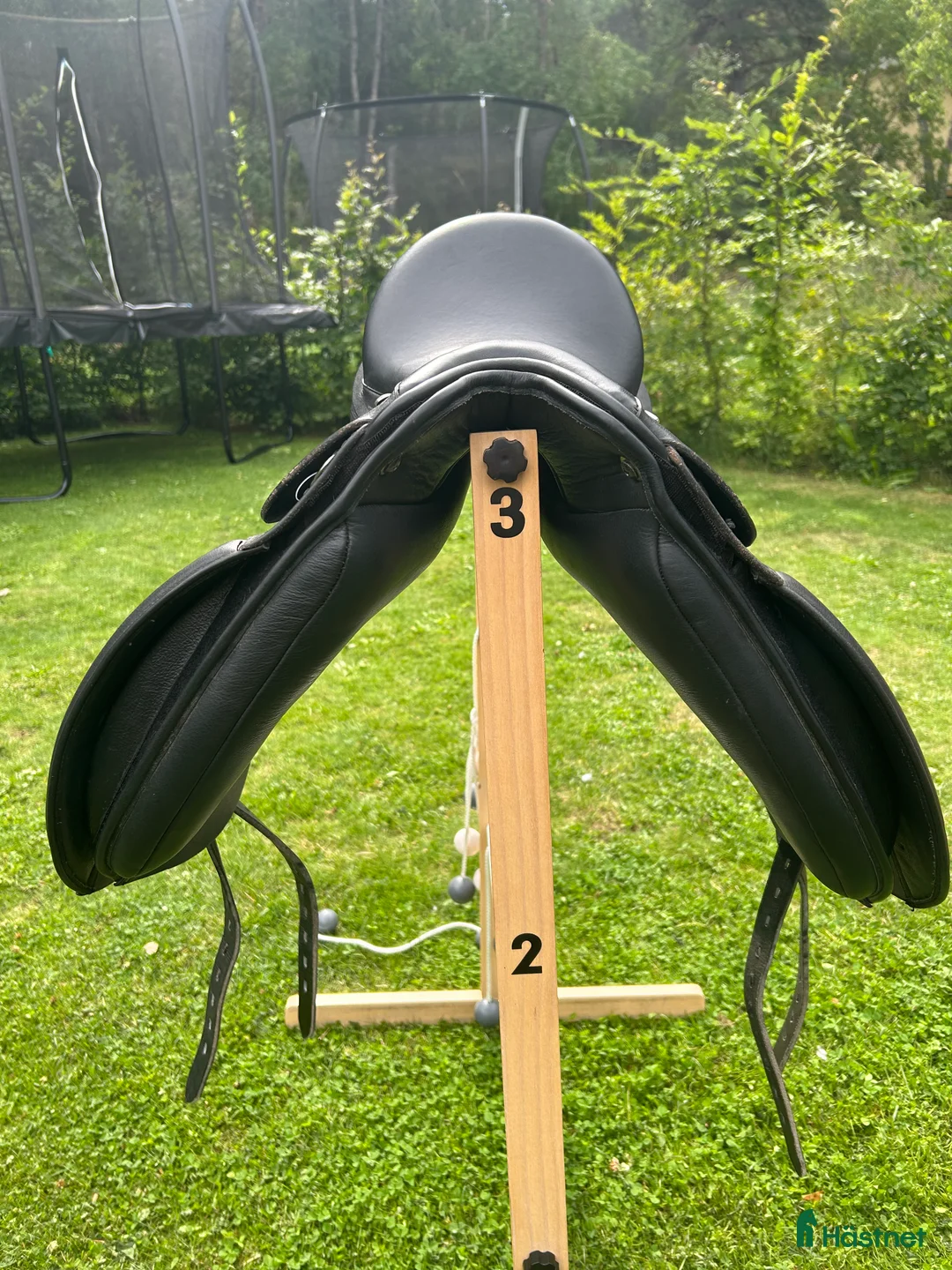 Sadlar hästutrustning till salu: Dressyrsadel för ponny i nyskick i Tungelsta - Annons 3