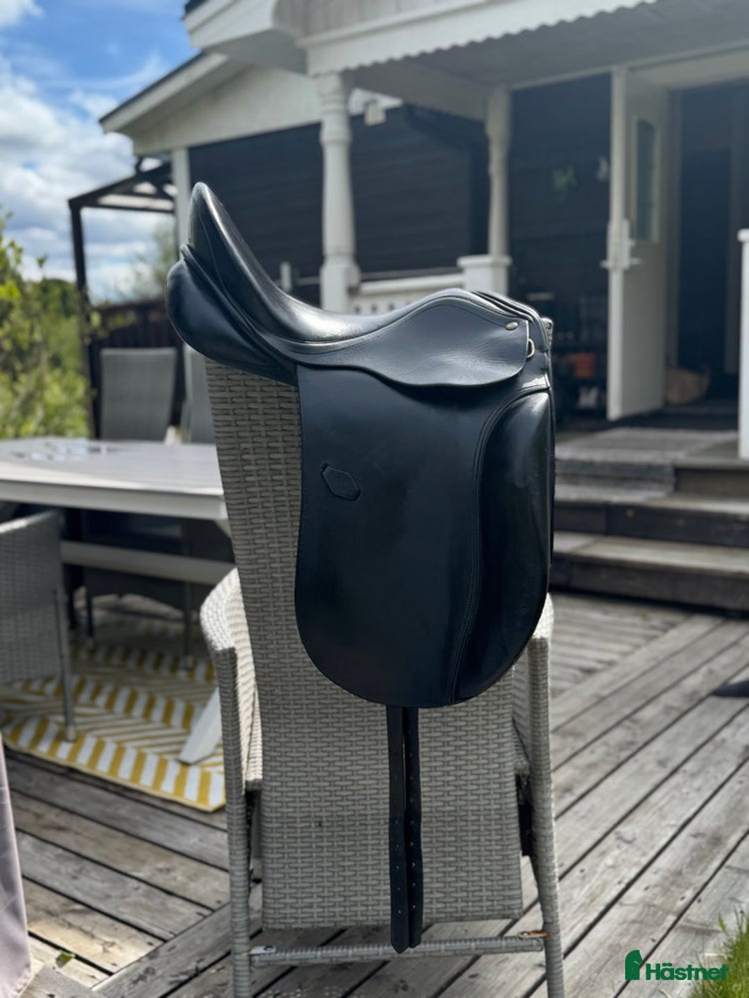Sadlar hästutrustning till salu: Svart dressyrsadel m gjord i Frösön - Annons 1