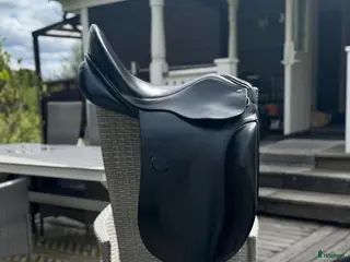 Sadlar hästutrustning till salu: Svart dressyrsadel m gjord i Frösön - Annons 2
