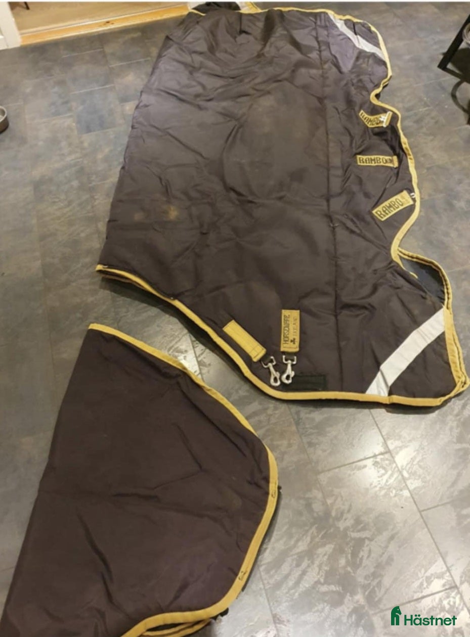 Täcken hästutrustning Rambo Supreme 400 g - med hals i Hässleholm - Annons 7