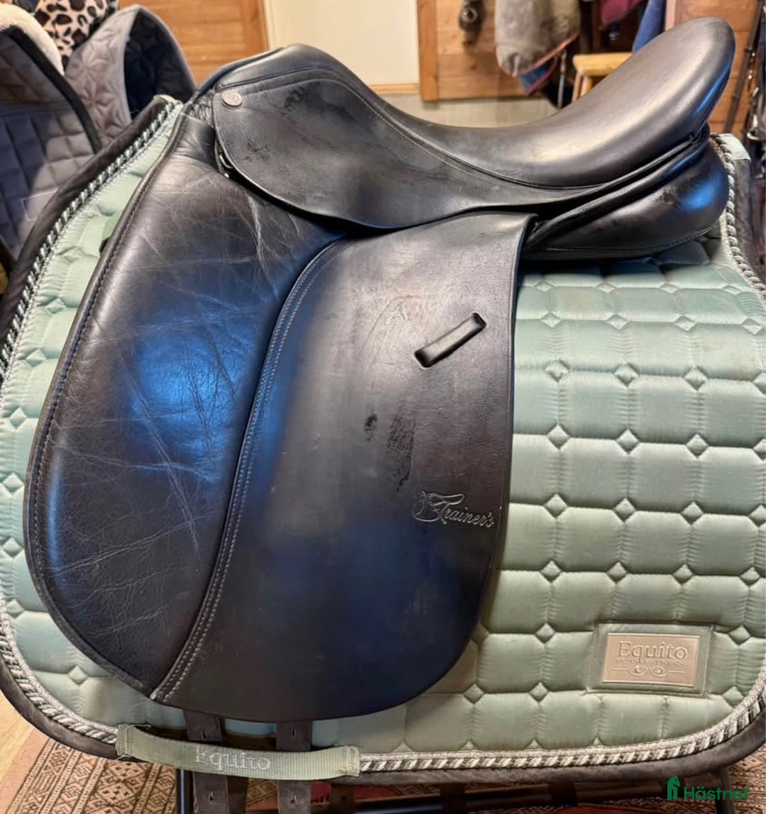 Sadlar hästutrustning till salu: Trainers dressyrsadel i Frösön - Annons 1
