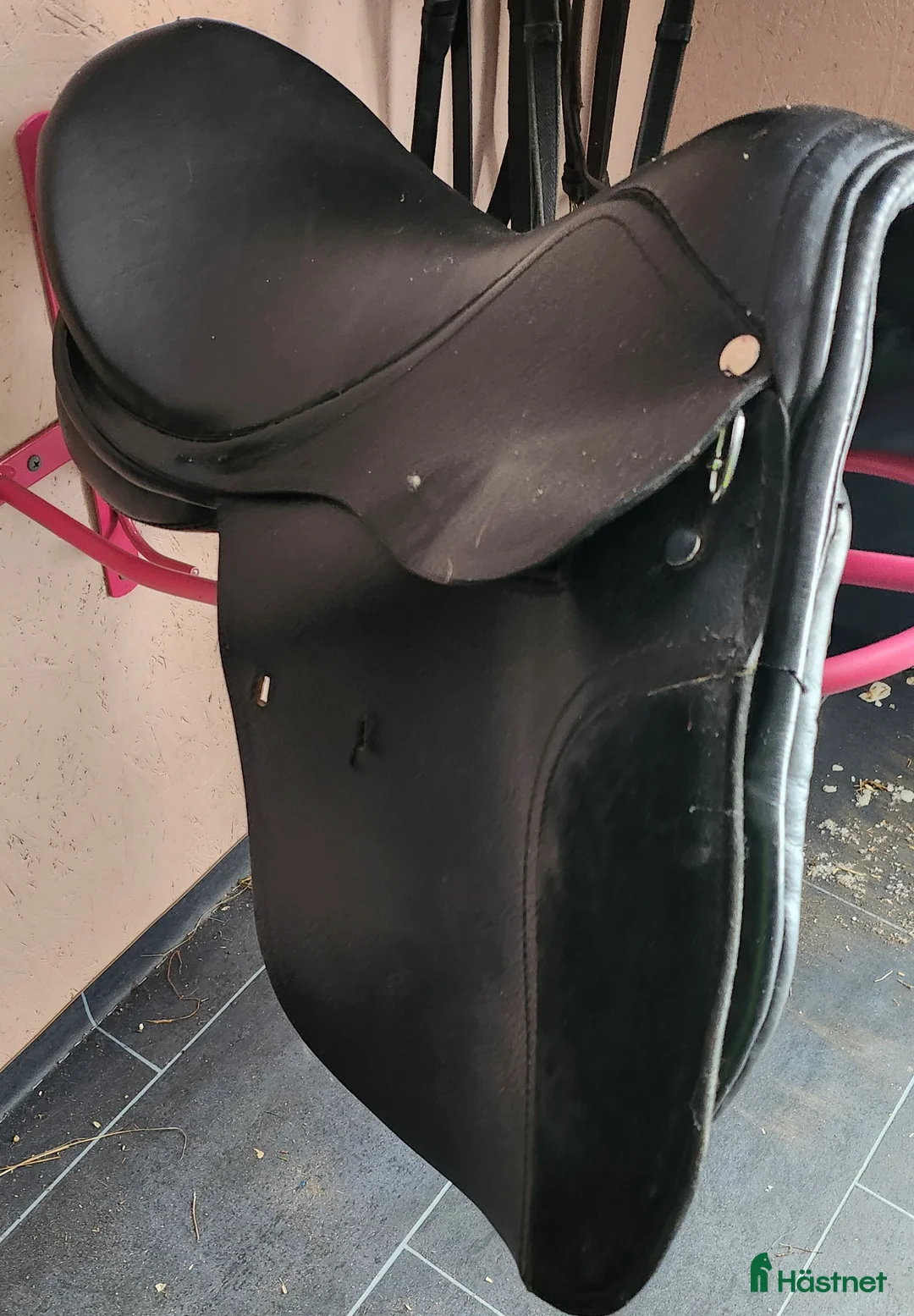 Sadlar hästutrustning till salu: Svart allround sadel  i Kungsör - Annons 3