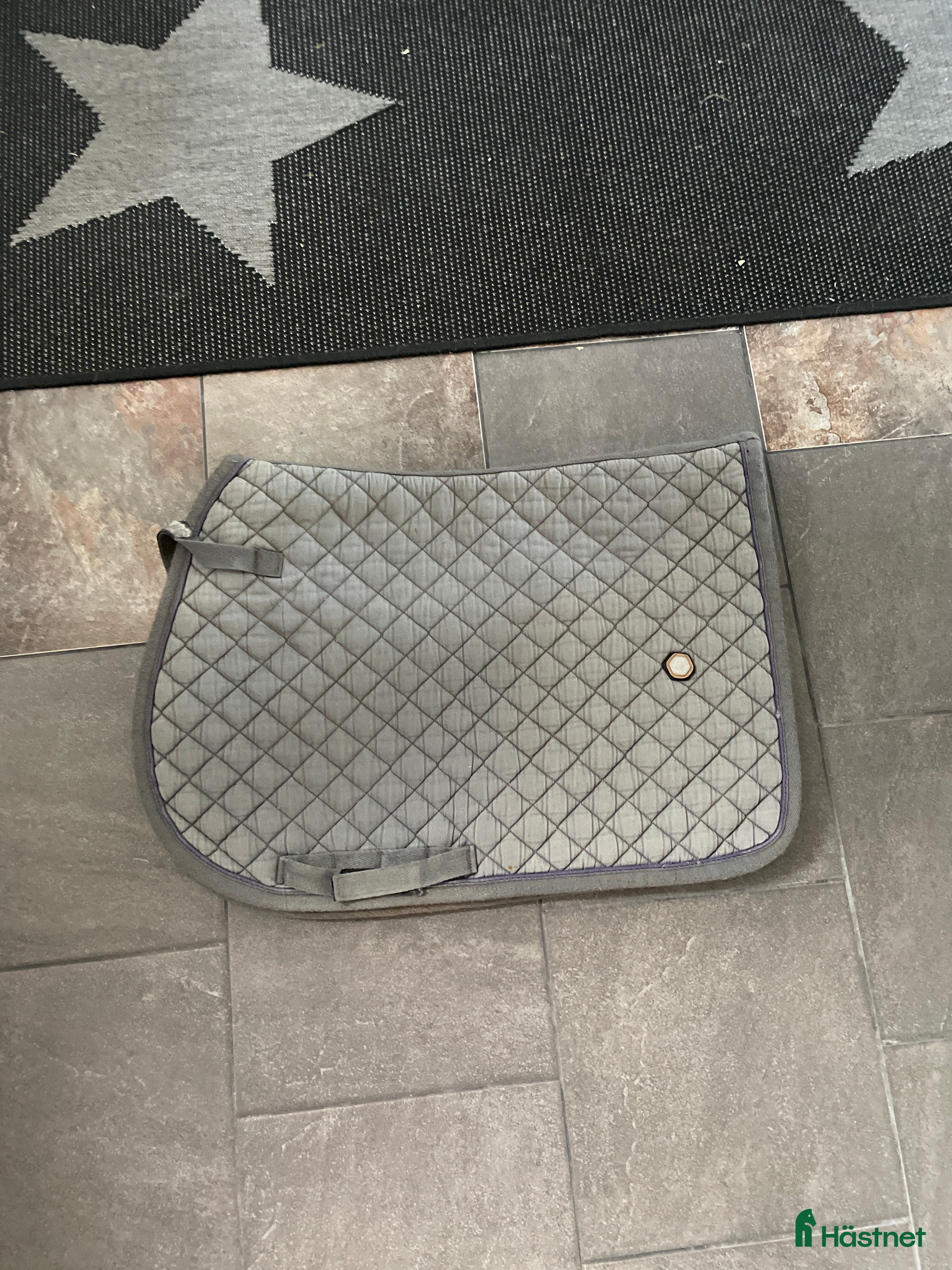 Schabrak & Vojlockar hästutrustning till salu: Jättefint grått schabrak i Västerås - Annons 9