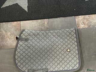 Schabrak & Vojlockar hästutrustning till salu: Jättefint grått schabrak i Västerås - Annons 14