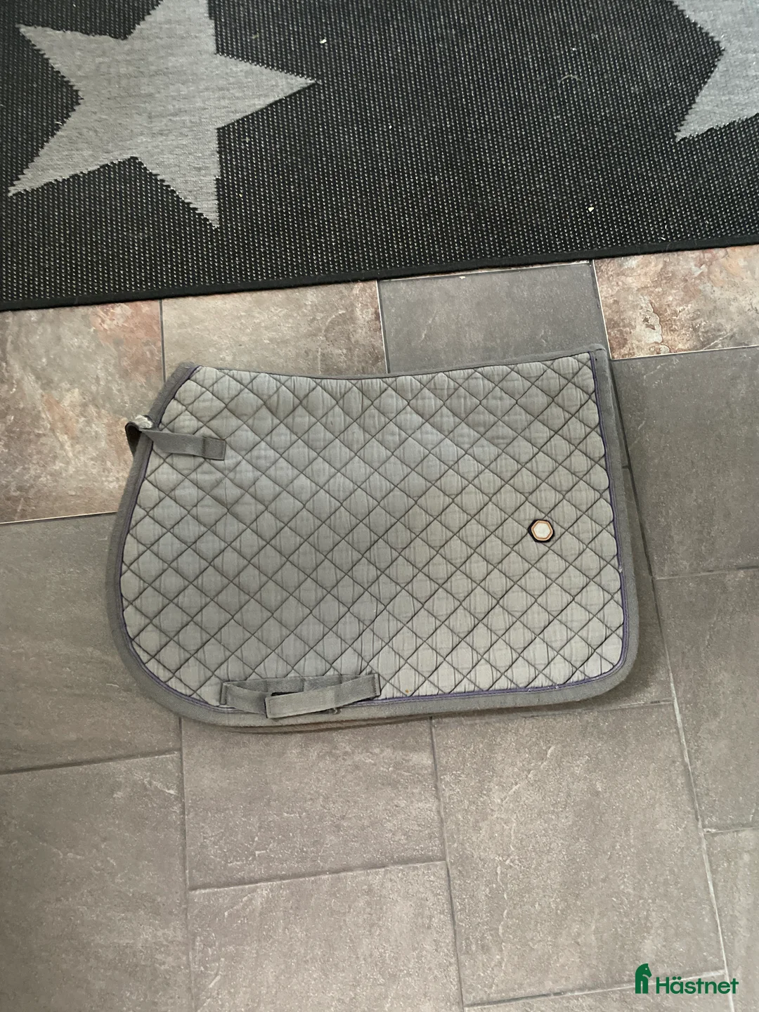 Schabrak & Vojlockar hästutrustning till salu: Jättefint grått schabrak i Västerås - Annons 1