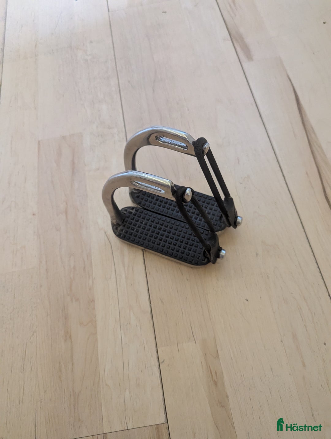 Stigbyglar hästutrustning till salu: Stigbyglar i Ås - Annons 1