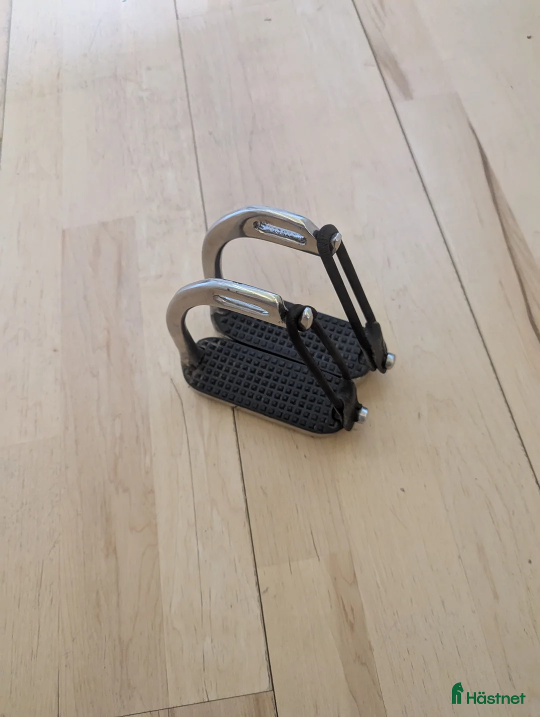 Stigbyglar hästutrustning till salu: Stigbyglar i Ås - Annons 1