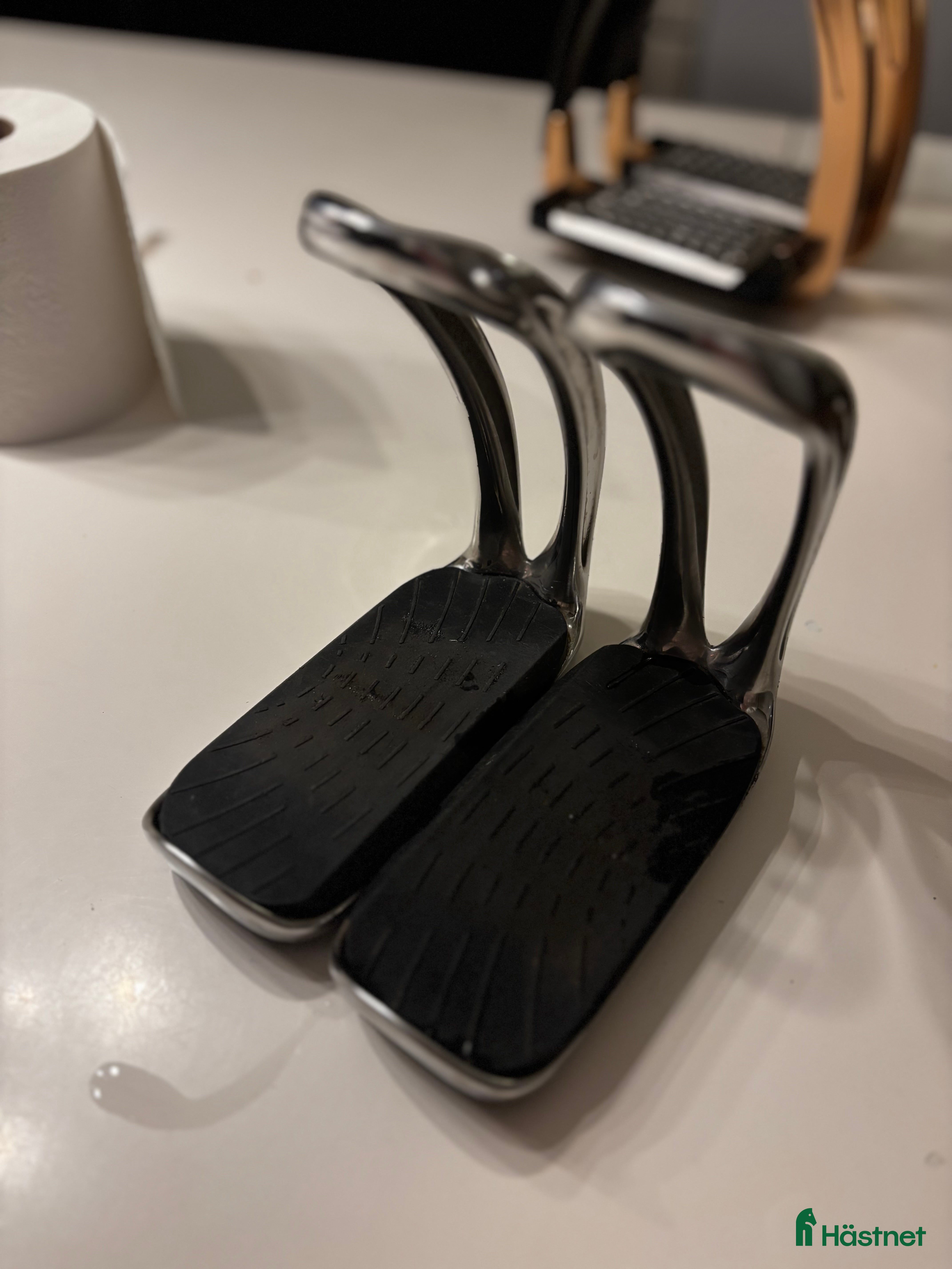 Stigbyglar hästutrustning till salu: Ophena stigbyglar Magnet – silvriga, superfina ✨ - Annons 2