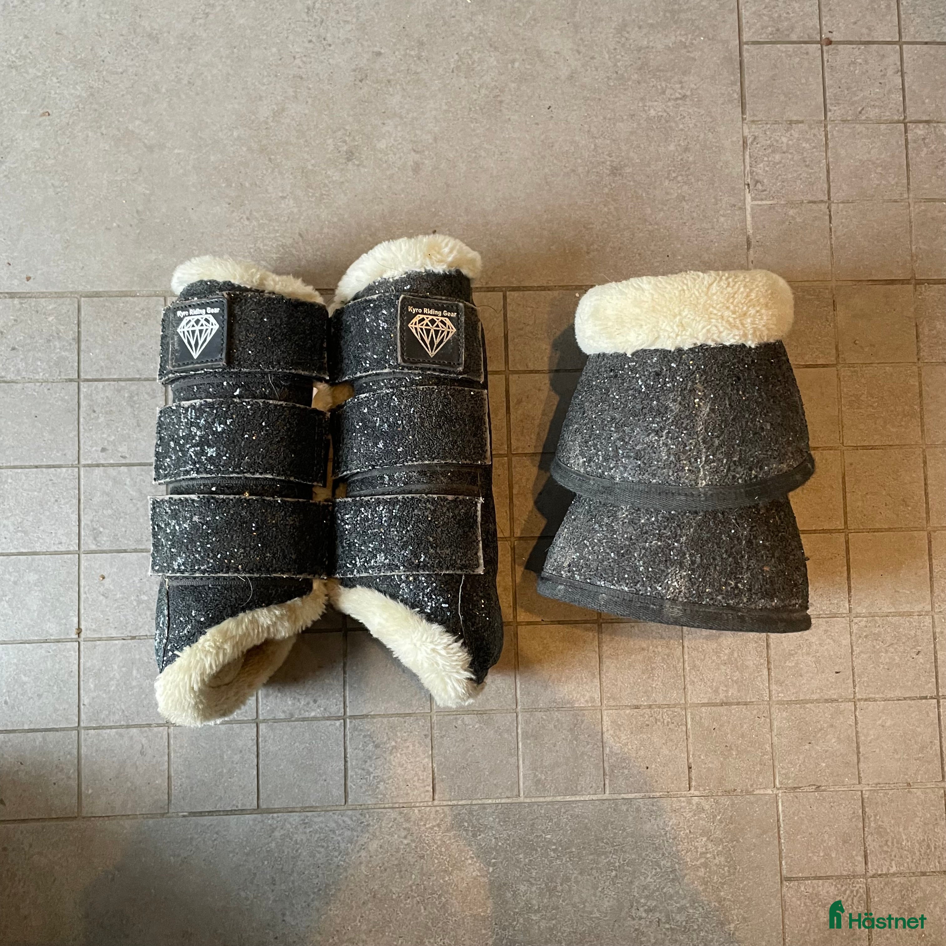 Benskydd hästutrustning till salu: Fina glitter skydd i Frösön - Annons 1