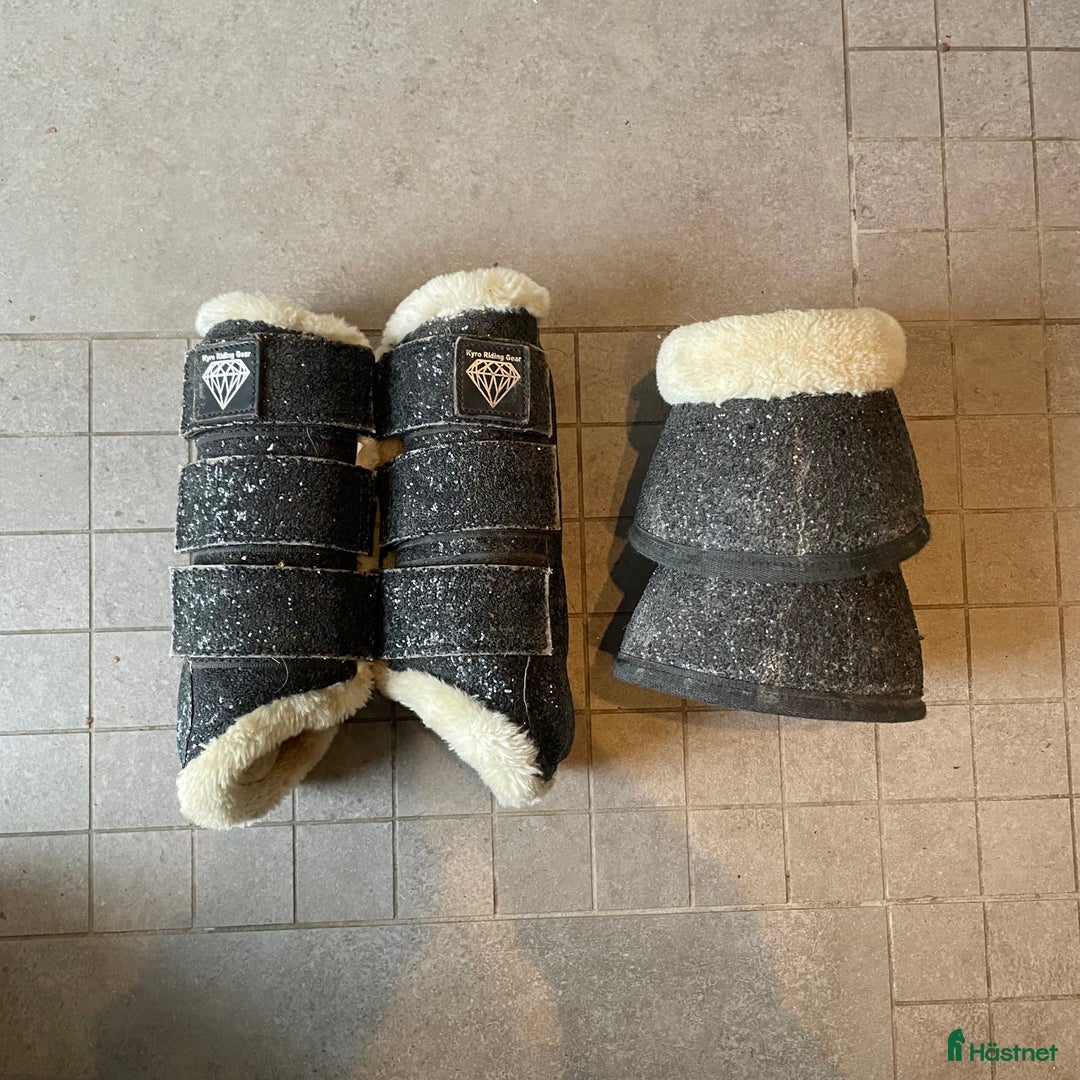 Benskydd hästutrustning till salu: Fina glitter skydd i Frösön - Annons 1