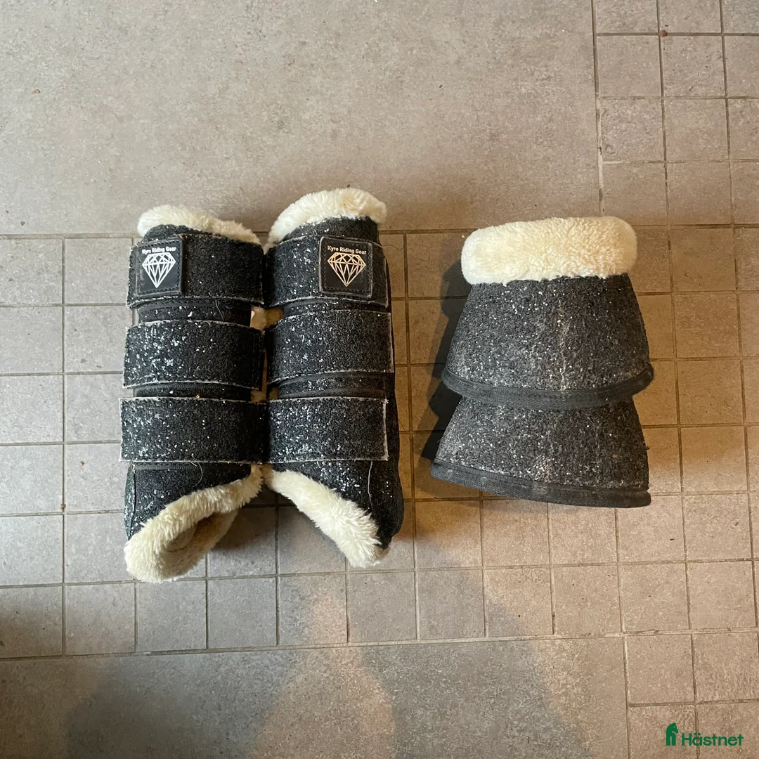 Benskydd hästutrustning till salu: Fina glitter skydd i Frösön - Annons 1