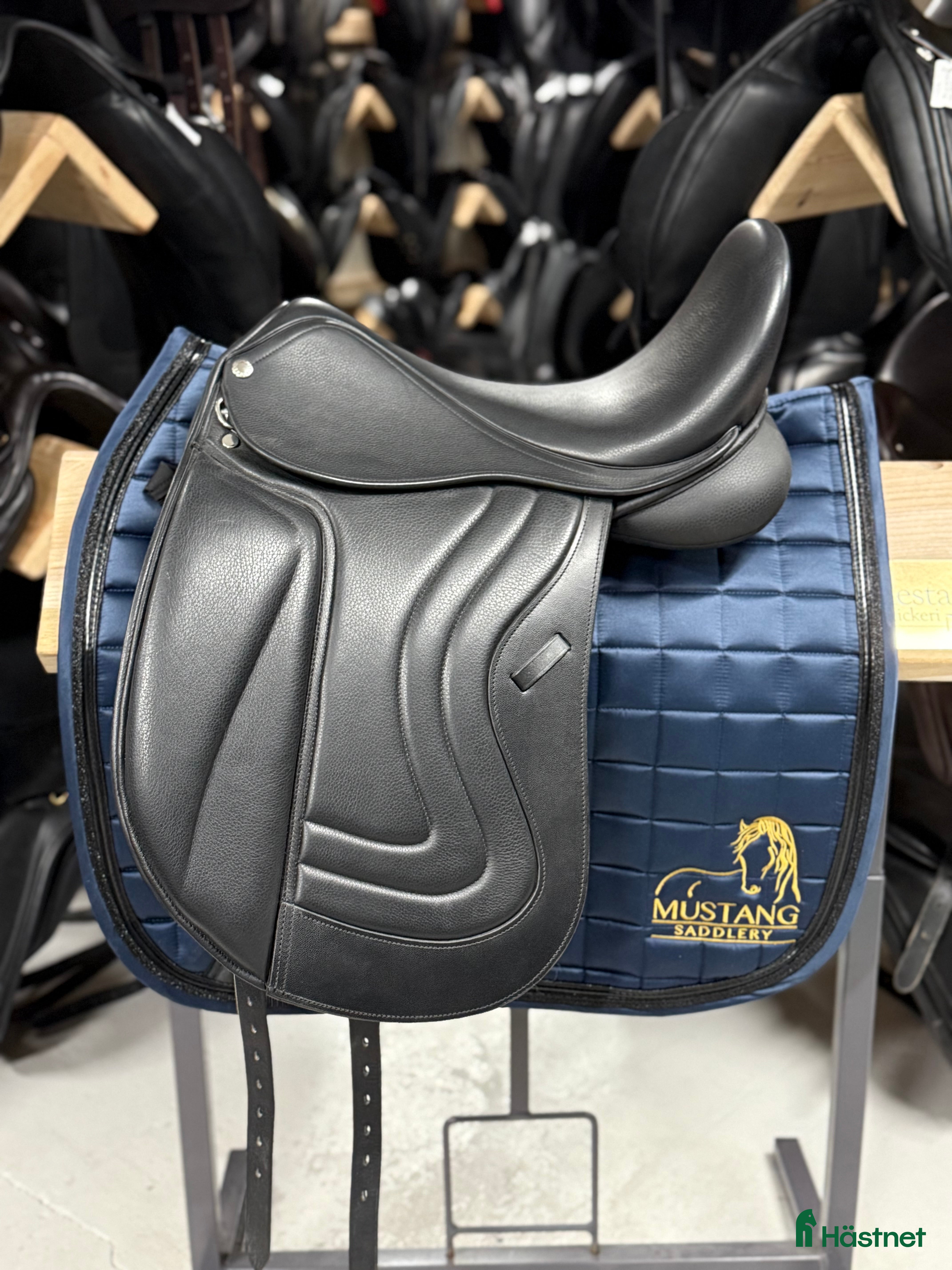 Sadlar hästutrustning till salu: REA! 30% Eric Thomas Hybrid ”New” dressage 17” i Knivsta - Annons 17