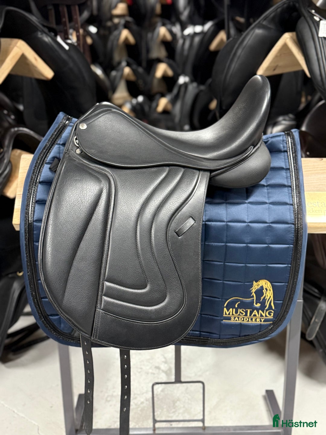 Sadlar hästutrustning till salu: REA! 30% Eric Thomas Hybrid ”New” dressage 17” i Knivsta - Annons 1