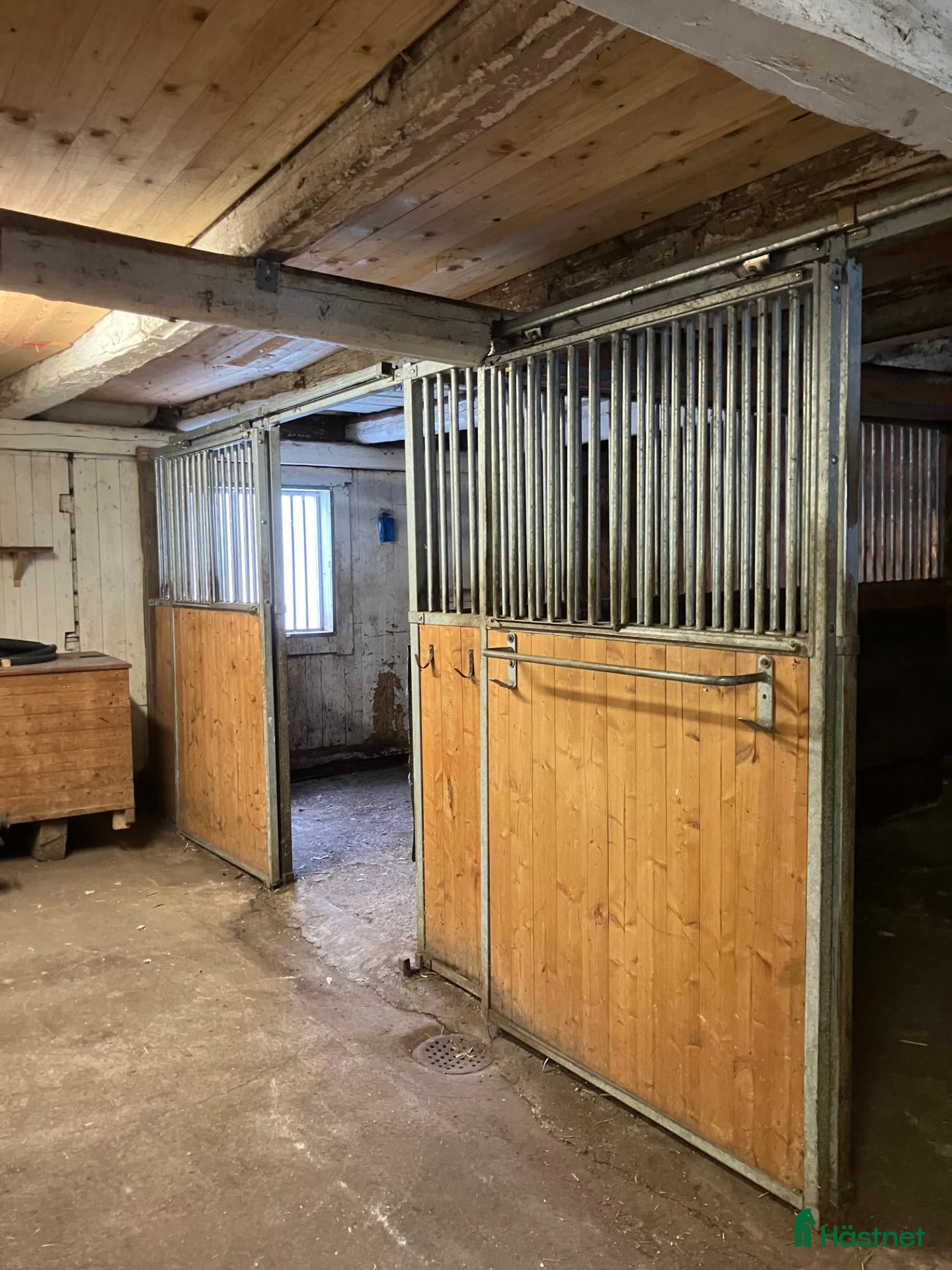 Stallinredning, stängsel & gård övrig utrustning till salu: Hästboxar i trä och metall till stall - Annons 2