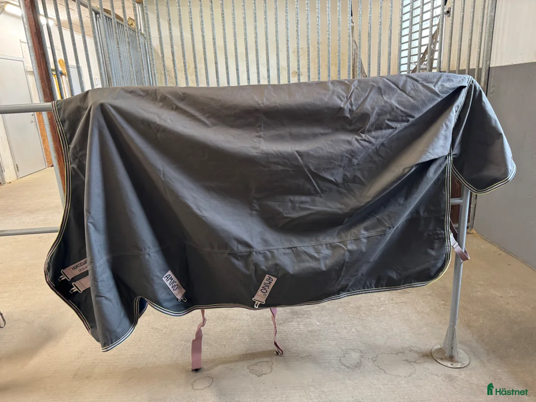 Täcken hästutrustning till salu: Regntäcke Amigo strl 155 - Annons 1