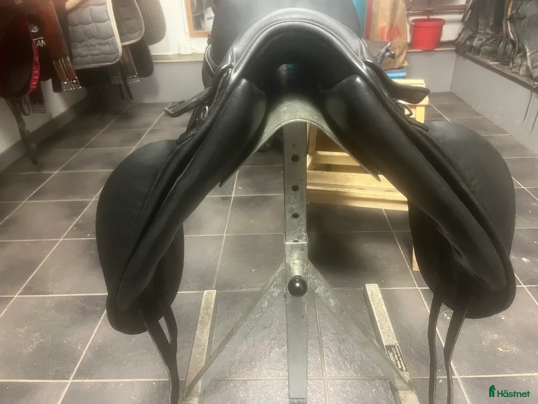 Sadlar hästutrustning till salu: Snygg, Svart Iconic sadel 17,5  i Svärtinge - Annons 6