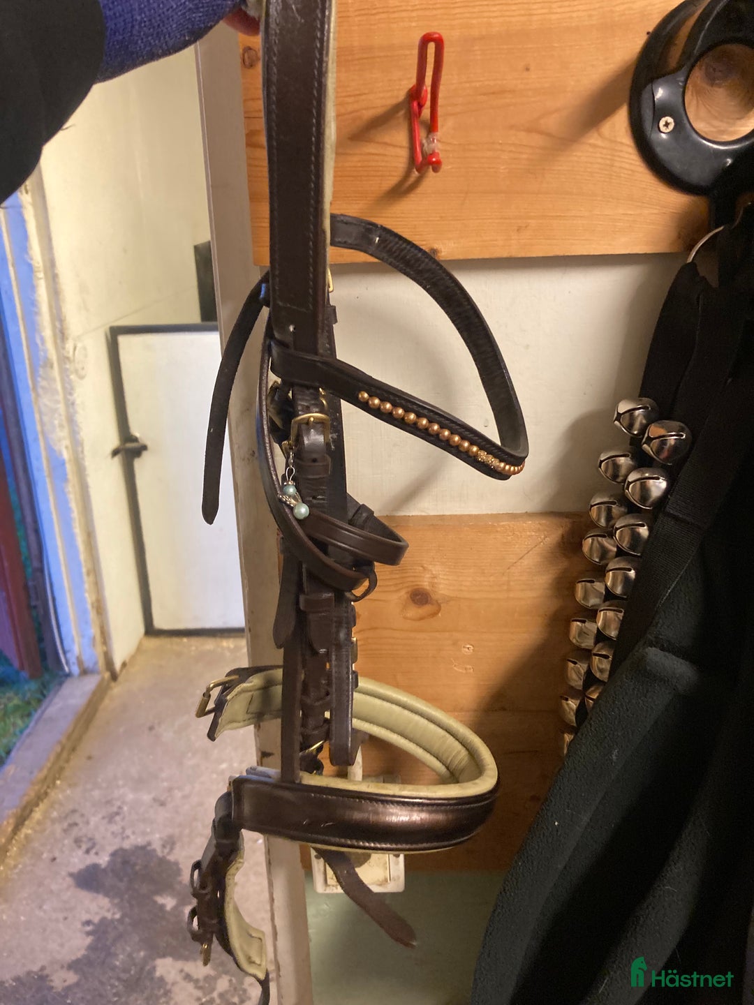 Träns hästutrustning till salu: Fint dressyr träns⚜️ i Alnö - Annons 3