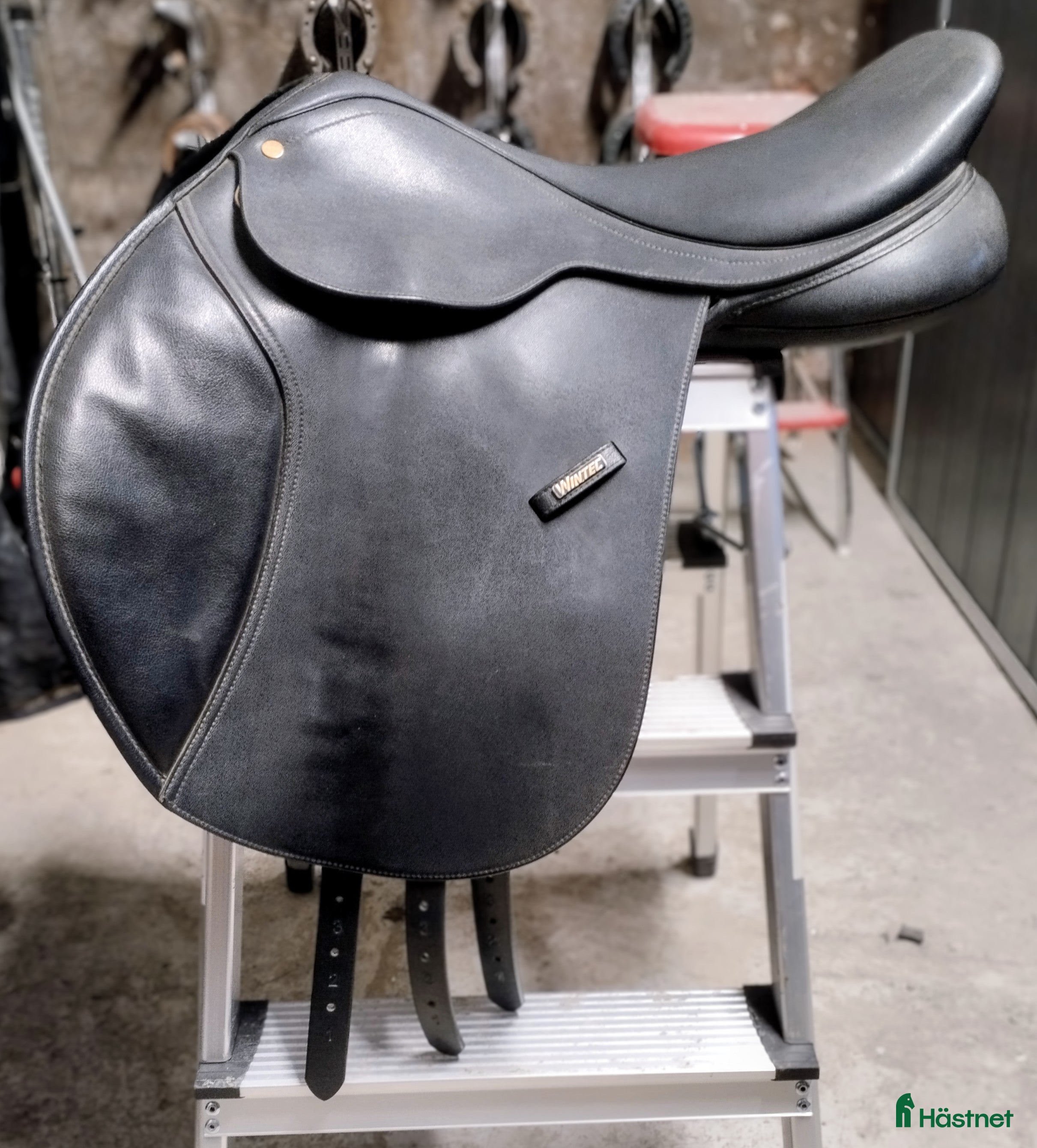 Sadlar hästutrustning till salu: Wintec flatback 17". - Annons 2