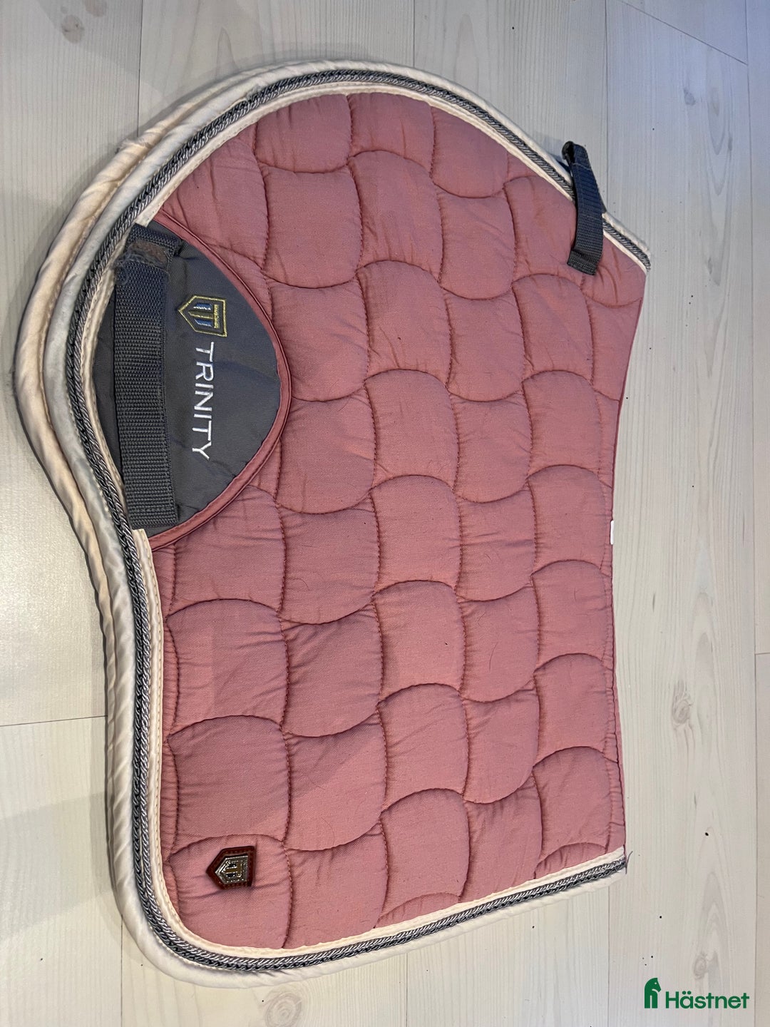 Schabrak & Vojlockar hästutrustning till salu: Rosa trinity schabrak säljes! i Hammarö - Annons 1