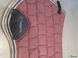 Schabrak & Vojlockar hästutrustning till salu: Rosa trinity schabrak säljes! i Hammarö - Annons 1