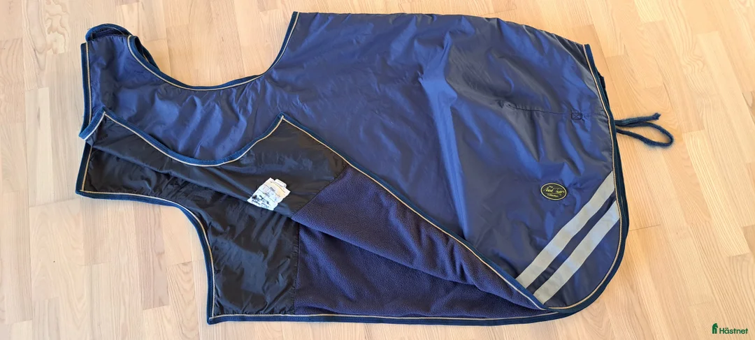 Täcken hästutrustning till salu: Ländtäcke med fleecefoder i storlek 150 i Kullavik - Annons 1