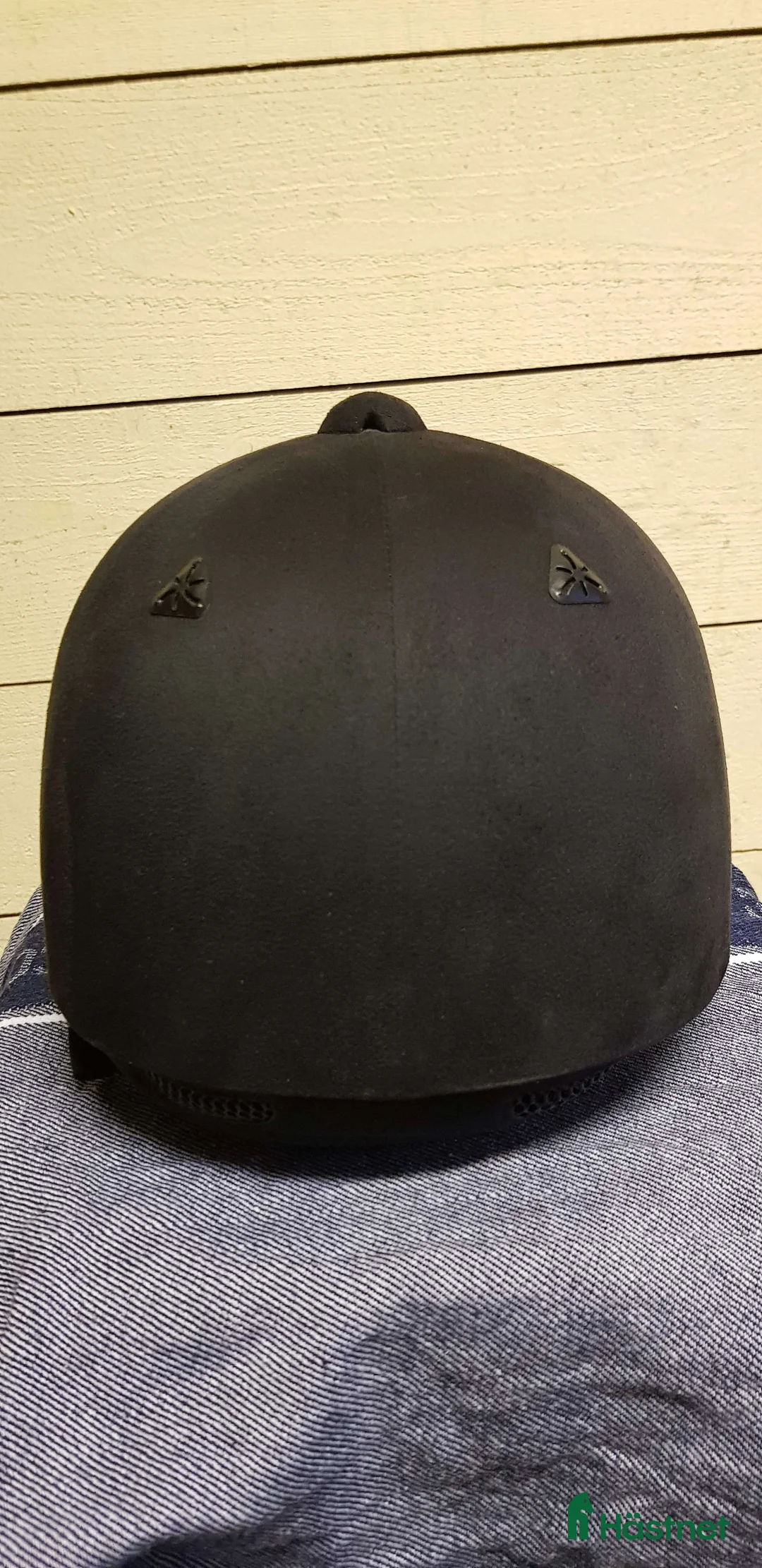 Hjälmar ryttarutrustning till salu: Svart sammetshjälm i Nora - Annons 2