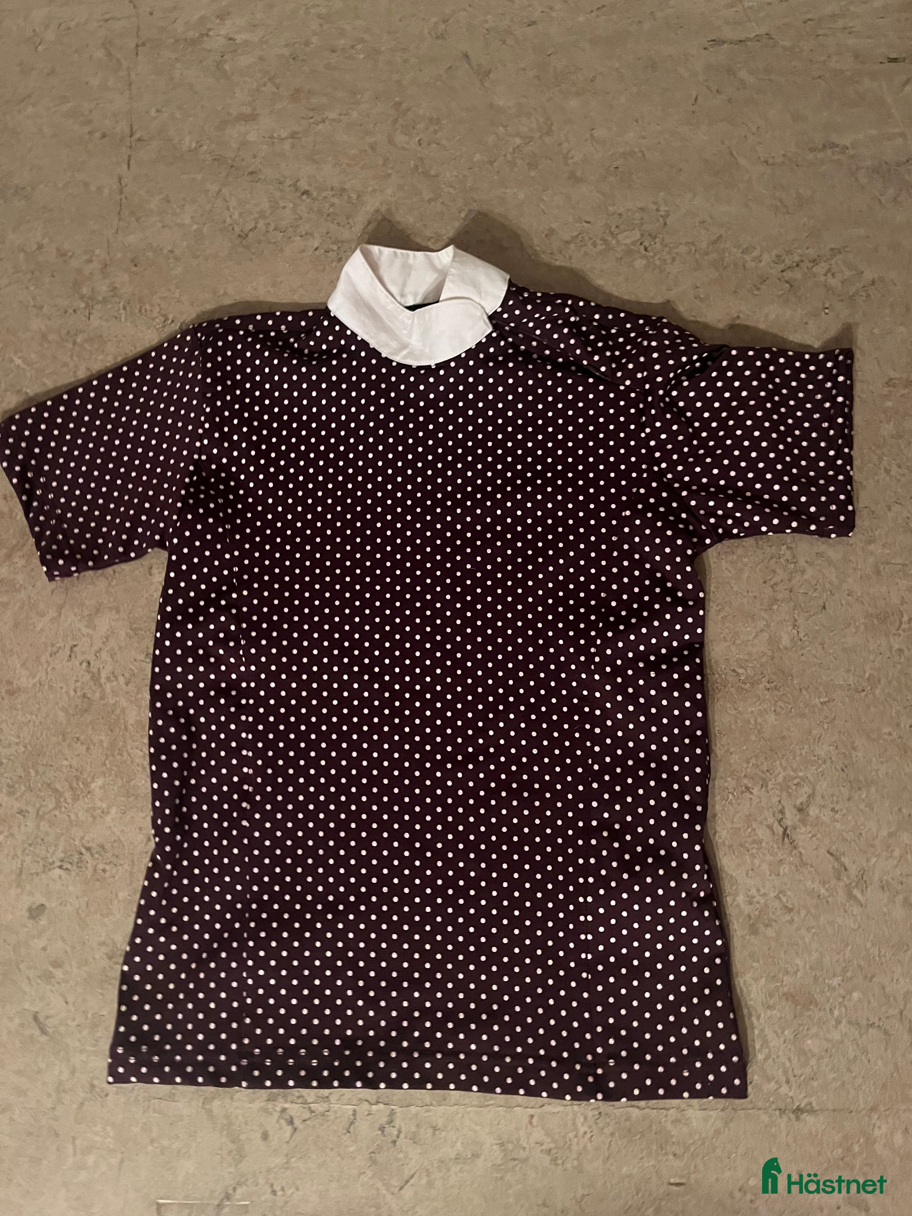 Övrigt Ridkläder ryttarutrustning till salu: Vinrödprickig tävlingsblus ifrån equipage🤍 i Gemla - Annons 2