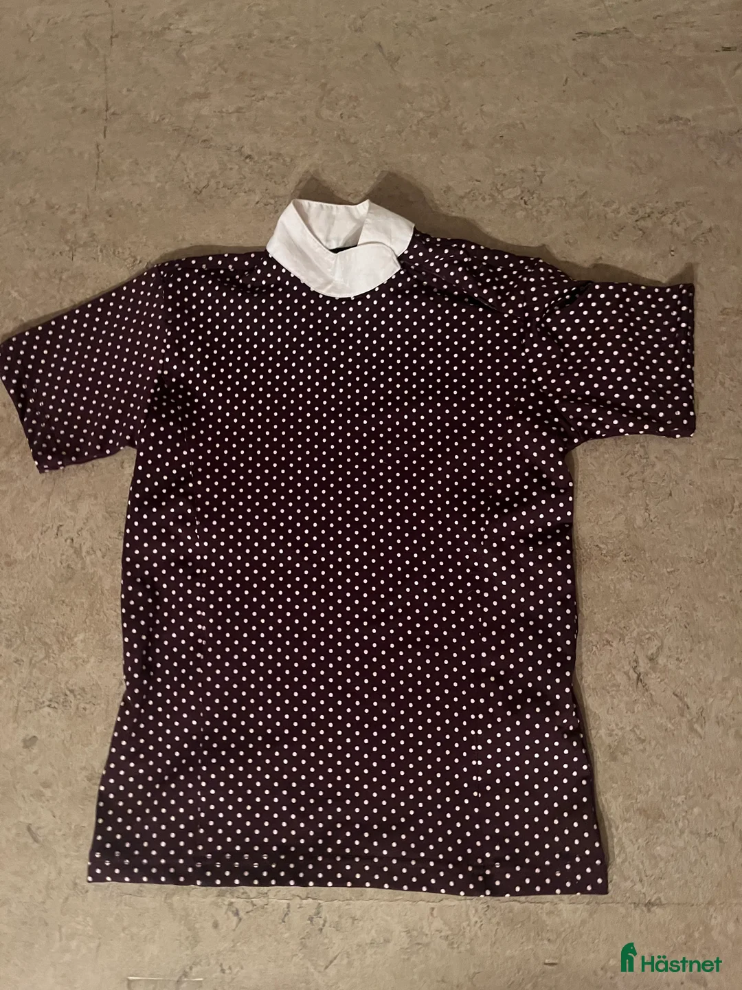 Övrigt Ridkläder ryttarutrustning till salu: Vinrödprickig tävlingsblus ifrån equipage🤍 i Gemla - Annons 1