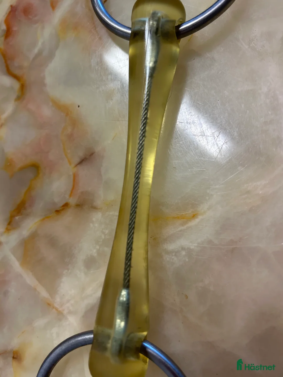 Bett hästutrustning till salu: Gummibett med säkerhetstråd. i Hällekis - Annons 2