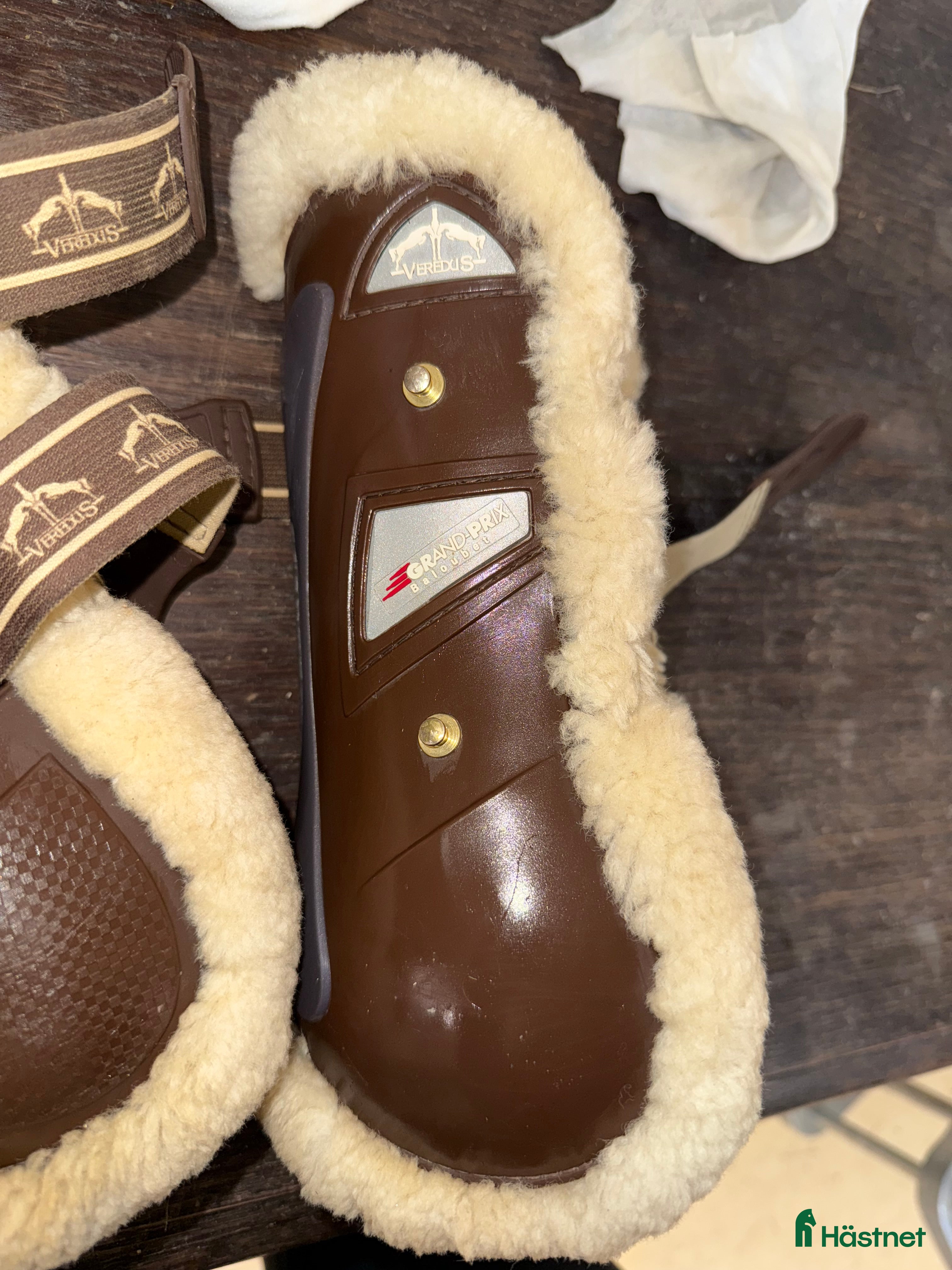 Benskydd hästutrustning till salu: Veredus skydd med fårskinn i Norrköping - Annons 16