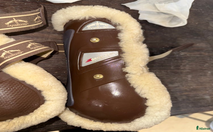 Benskydd hästutrustning till salu: Veredus skydd med fårskinn i Norrköping - Annons 12